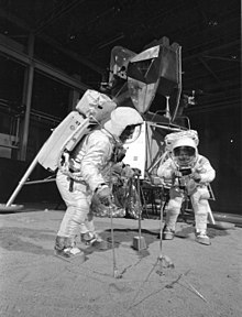 Astronauci Buzz Aldrin i Neil Armstrong na makiecie szkoleniowej NASA przedstawiającej Księżyc i moduł lądownika. Zwolennicy teorii spiskowych twierdzą, że filmy z misji były kręcone przy użyciu zestawów podobnych do tej makiety treningowej.
