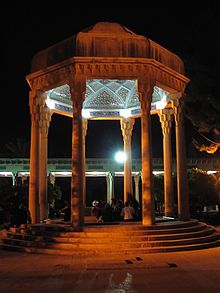 La tumba de Hafiz por la noche.