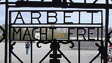 Porta no memorial do campo de concentração de Dachau.