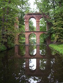 Decoratief aquaduct in Arkadië, Polen  