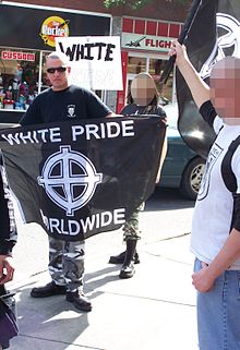 Banner hasteado por uma pessoa em um comício "Orgulho Branco" em Calgary, Canadá