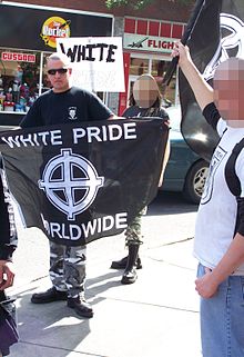 Bannière brandie par une personne lors d'un rassemblement de la "White Pride" à Calgary, Canada