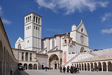 Basilika Santo Fransiskus menunjukkan pintu masuk ke Gereja Bawah.