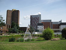 Kanslersjön i hjärtat av campuset med en triangulär fontän, 2010.
