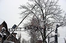 Il cancello principale di Auschwitz I. Il cartello recita Arbeit Macht Frei, che significa che il lavoro ti libererà.