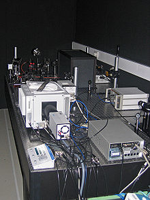 Australian synkrotronin optisen diagnostisen sädelinjan (ODB) sisällä; sädelinja päättyy takaseinässä olevaan pieneen aukkoon.  