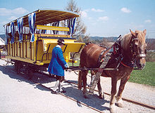 Historiskt tåg som dras av en häst  