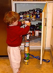 Las personas con síndrome de Asperger suelen mostrar intereses restringidos, como el interés de este niño por apilar latas.