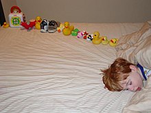 Een jongen met autisme heeft zijn speelgoed op een rij gezet voordat hij in slaap viel. Dingen altijd op een bepaalde manier rangschikken is een teken van autisme.  