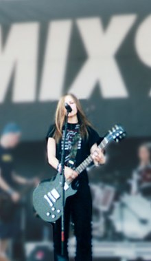 Avril Lavigne treedt op in 2002  