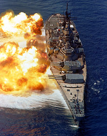O poder de fogo de um navio de guerra demonstrado pelo USS Iowa em 1984