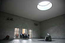 Interiøret i Neue Wache med Käthe Kollwitz-skulpturen Mor med sin døde søn og oculus, som eksponerer skulpturen for elementerne.