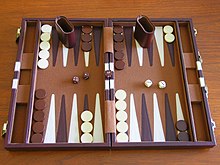 Un plateau de backgammon, avec des pions et des dés