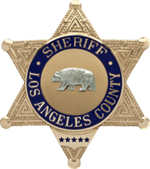 Sheriffen i Los Angeles County, Kalifornien, har en polisbricka.  