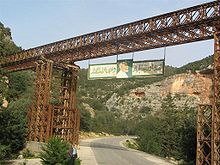 利比亚Wadi el Kuf上的贝利桥。贝利桥的部分也被用来建造支架。