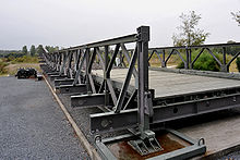 Une section du pont Bailey au musée "Memorial Pegasus" à Ranville ; Calvados, France. On peut y voir les impostes, les panneaux latéraux et les longerons qui composent le pont.