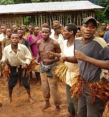 Dansatori Baka din provincia de est a Camerunului