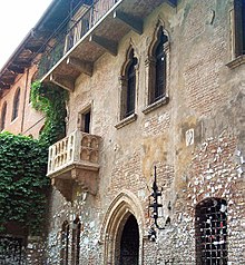 Dit oude huis in Verona heet het Huis van Julia. Berichten zijn in de stenen geplakt.  