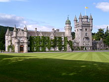 O Castelo de Balmoral, na Escócia, é um dos lares da Rainha.
