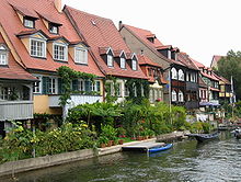Les maisons connues sous le nom de "Petite Venise" au bord du fleuve