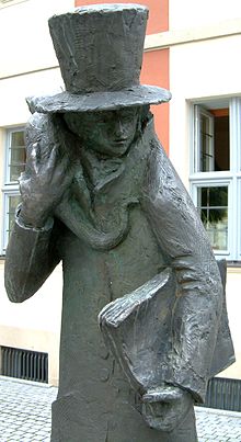 Estátua de E. T. A. Hoffmann em Bamberg em frente ao teatro, que agora tem o seu nome.