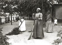 Naiset käyttävät bambusasta tehtyjä luudanvarsien luutia (1899).  