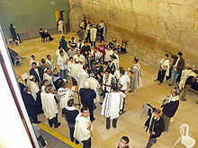 Oslava bar micva v tunelu u Západní zdi v Jeruzalémě