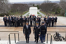 Президентът Барак Обама се среща с наградените по време на церемонията по връчването на Националния медал на честта в Гроба на незнайните на 25 март 2009 г.
