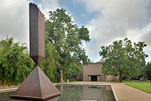 Broken Obelisk van Barnett Newman staat op het terrein van Rothko Chapel, Houston.