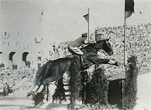 Takeichi Nishi se hizo notable cuando ganó una medalla de oro en equitación en los juegos de 1932  