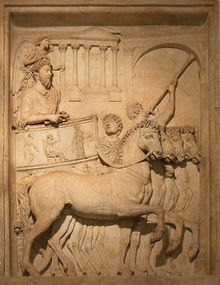 Tuba player (canto superior direito) em um relevo retratando Marcus Aurelius em desfile triunfante