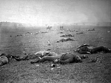 Vojaci Únie mŕtvi pri Gettysburgu, fotografoval Timothy H. O'Sullivan, 5.-6. júla 1863
