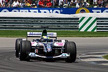 2004年のアメリカGPでドライブするゾルト・バウムガートナー。