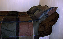 En säng med matchande kuddar.  