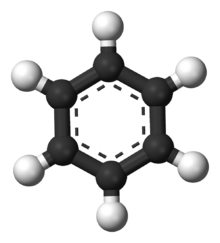 Model af et benzenmolekyle. Kulstofatomer er vist som sorte og hydrogen som hvide.
