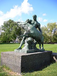 Herakles en het Erymanthische zwijn , door Louis Tuaillon, 1904 (Berlijns Tierpark)  