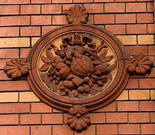 Fine facing brickwork made of clinker bricks with terracotta medallion
