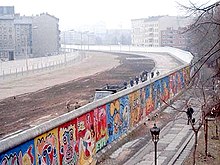 Graffiti on the West Berlin side, on the East Berlin side the leveled grounds of the Luisenstädtischer Kanal, 1986