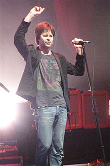Bernard Fanning esiintymässä Powderfingerin kanssa vuonna 2006.