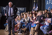 Senátor Bernie Sanders hovoří se svými příznivci na střední škole v Des Moines v Iowě, leden 2016.