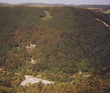 Leisteenmijn Fell (linksboven) en de voormalige betonblokkenfabriek (beneden) in de Nossernvallei