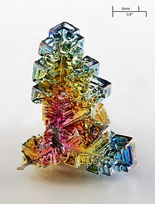 Wismutkristalle können auf der Außenseite eine dünne Schicht Wismut(III)-Oxid aufweisen, die sehr farbig ist.