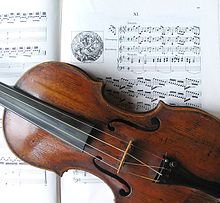 Violino con corde che si incrociano per la sonata Resurrezione di Biber