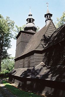 Dřevěný kostel s hromosvody a uzemňovacími kabely  