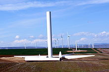 Teil des Windparks Biglow Canyon, mit einer im Bau befindlichen Turbine