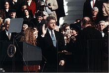 Bill Clinton skládá přísahu do rukou předsedy Nejvyššího soudu Williama Rehnquista (1993)