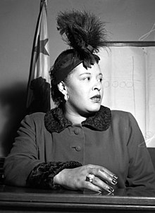 Η Billie Holiday στο δικαστήριο στα τέλη του 1949. Κατηγορήθηκε για κατοχή οπίου, παρόλο που ήταν του φίλου της.