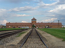 L'ingresso principale di Auschwitz II, il campo di sterminio di Auschwitz