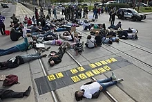 明尼苏达州圣保罗地铁绿线上的 "黑人命重要 "组织针对警察暴行的指控举行的死亡抗议活动