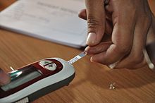 Een elektronische bloedglucosemeter meet de hoeveelheid glucose in het bloed. Regelmatige controle van de bloedsuikerspiegel is zeer belangrijk in de diabeteszorg.